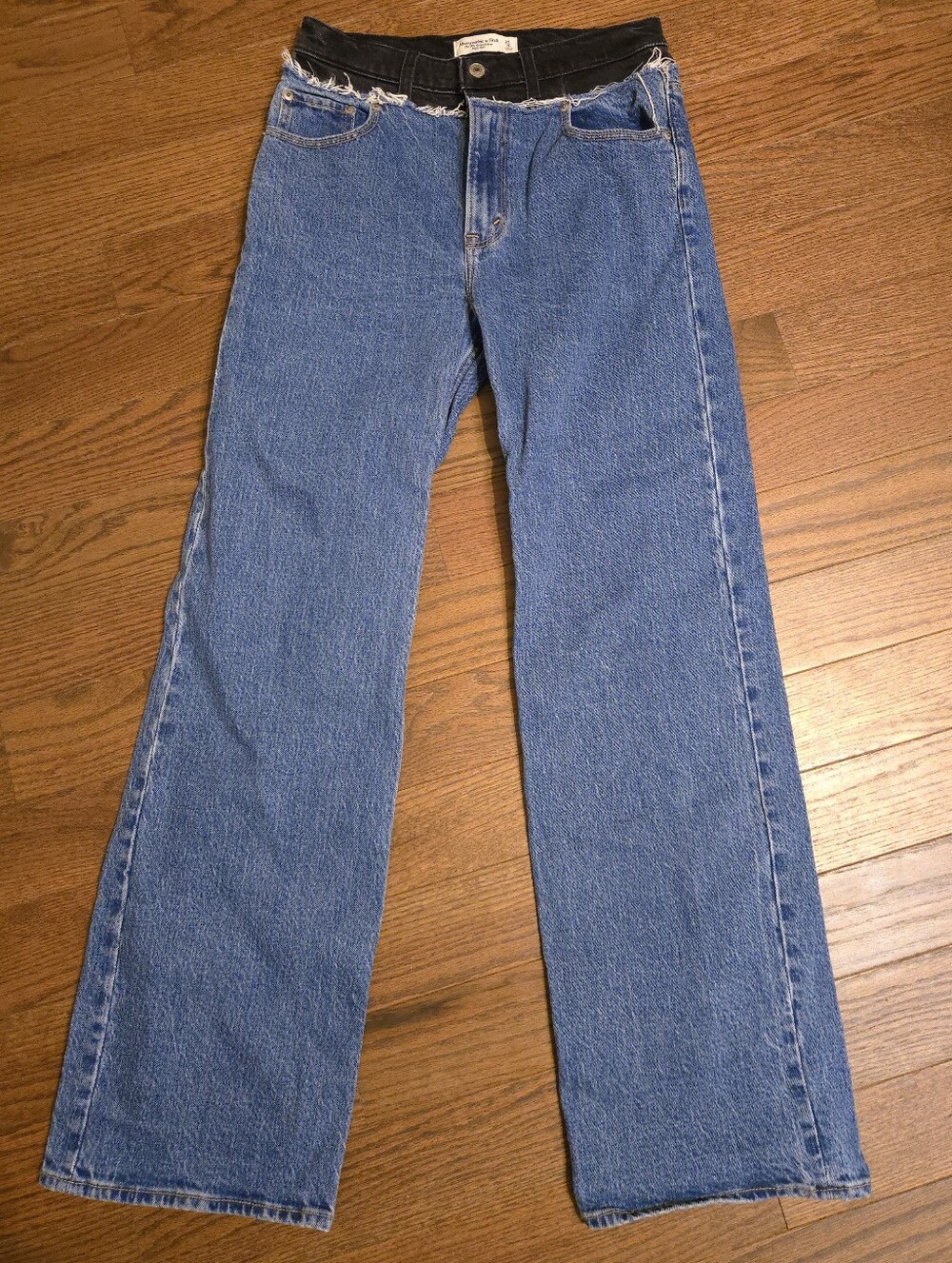 Abercrombie & Fitch The '90s Relaxed Jean With high-rise waist & 2 Tone Waist
